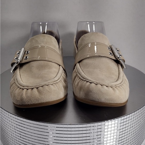 Ugg  Women’s Tan Loafers size 8 pre owned Exellent condition main image 5